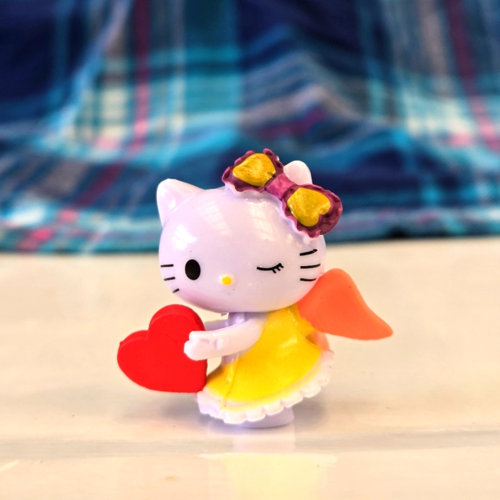 🍒🍒 Cute Angelic Hello Kitty Figurine with Heart